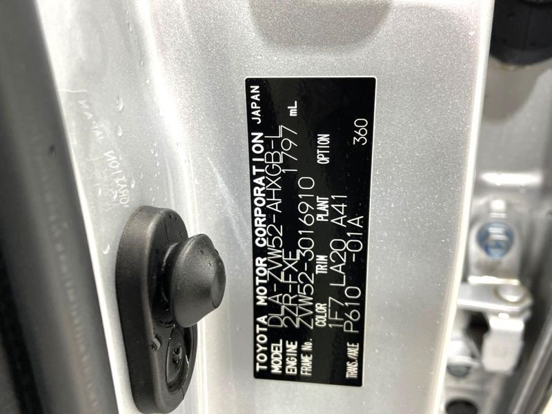 2017 Toyota Prius PHV DLA-ZVW52 (UW-6a9b8ae92c519)[1]