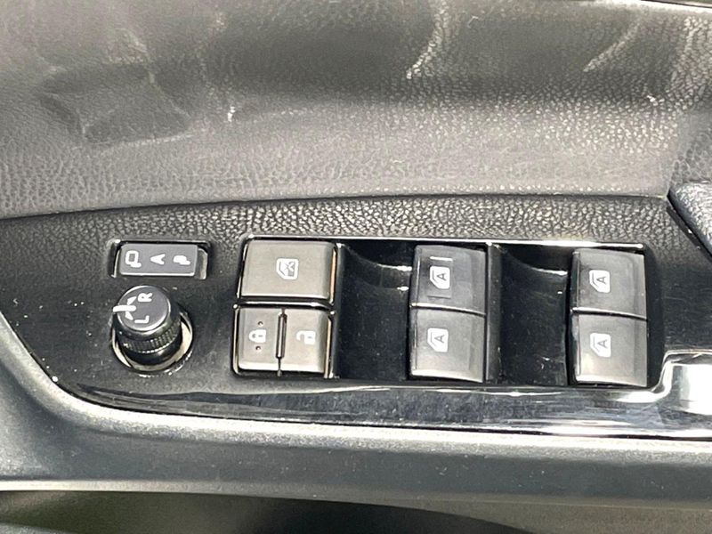 2017 Toyota Prius PHV DLA-ZVW52 (UW-6a9b8ae92c519)[20]