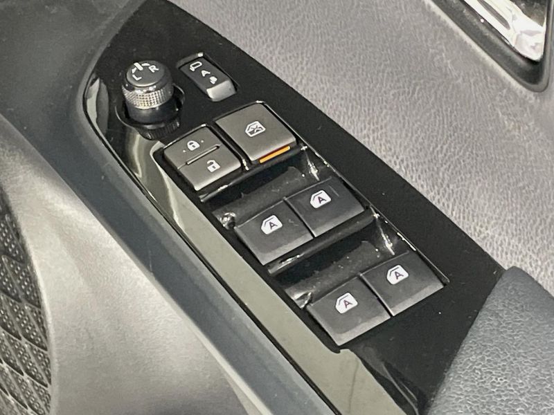 2018 Toyota Prius PHV DLA-ZVW52 (UW-6a9b8aea835a5)[25]