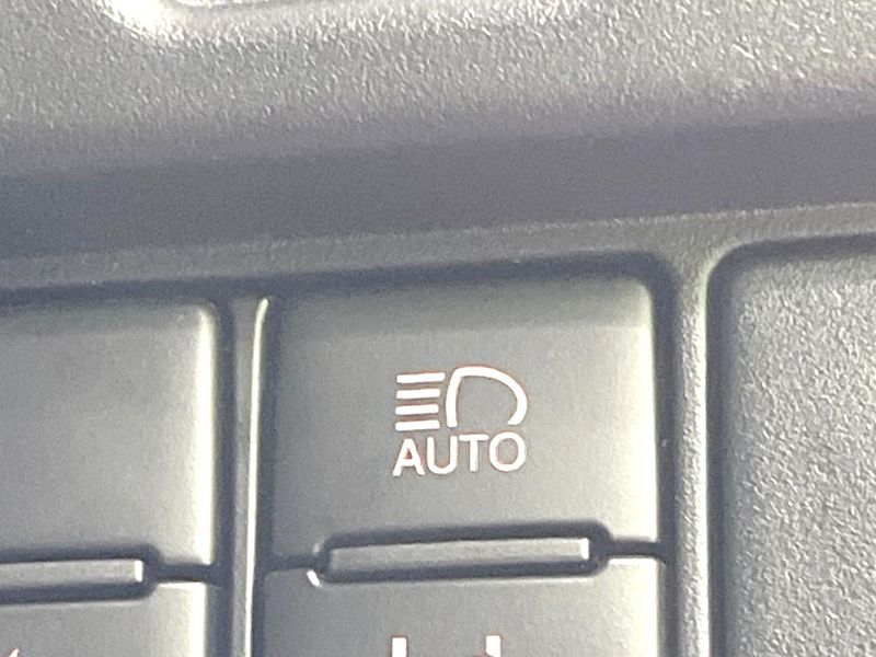 2019 Toyota Esquire DAA-ZWR80G (UW-6a9b8af83c7c3)[28]