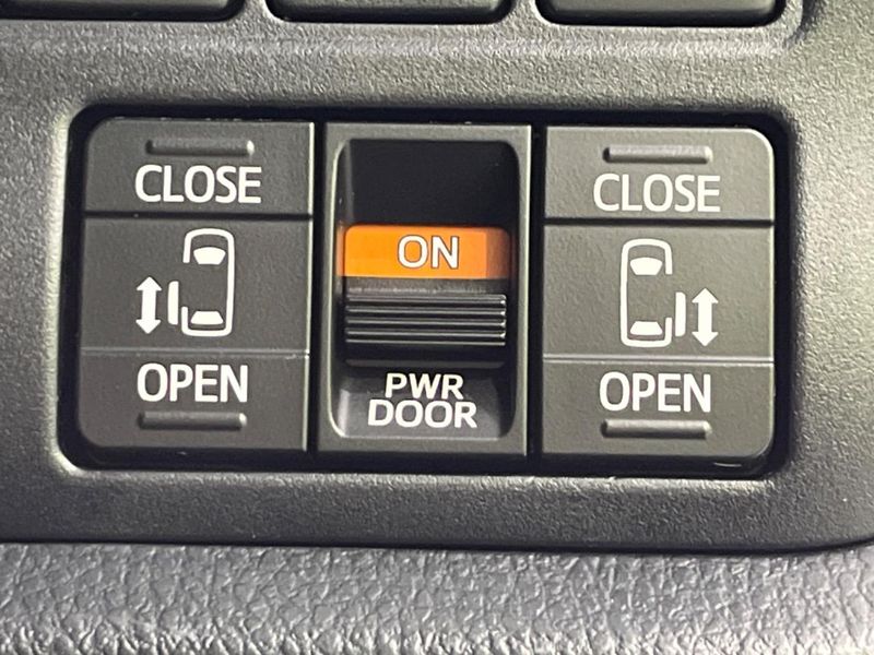 2021 Toyota Voxy 6AA-ZWR80W (UW-6a9b8afa0ddea)[20]