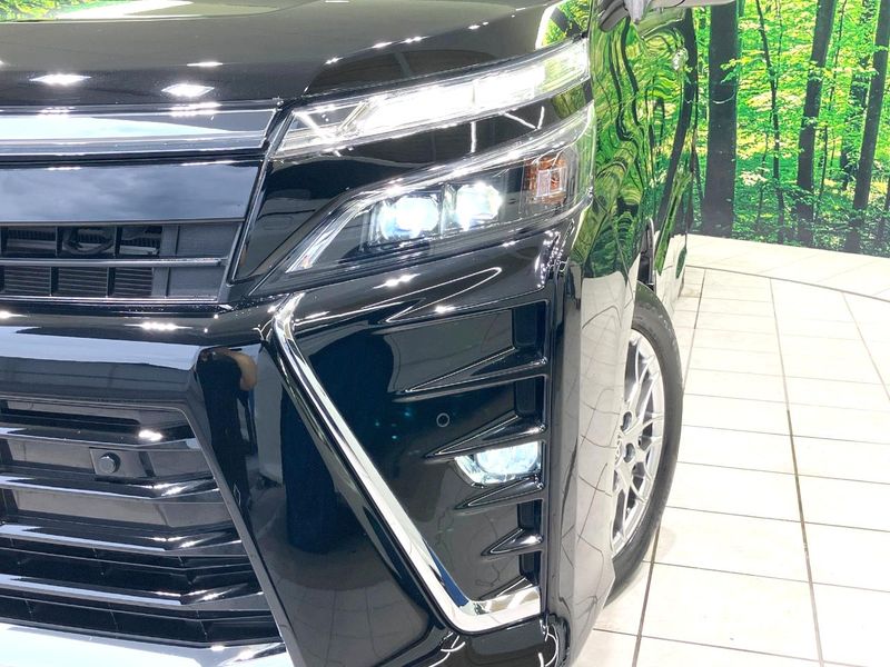2021 Toyota Voxy 6AA-ZWR80W (UW-6a9b8afa4e83a)[12]