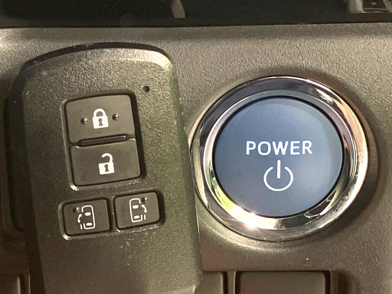 2021 Toyota Voxy 6AA-ZWR80W (UW-6a9b8afa4e83a)[4]