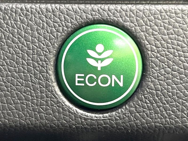 2018 Honda Fit Hybrid DAA-GP5 (UW-6a9cd92160c07)[13]