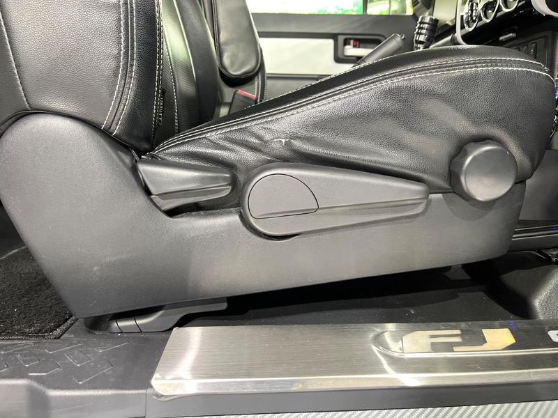 2013 Toyota FJ CRUISER CBA-GSJ15W (UW-6a9cd92e73e3d)[25]
