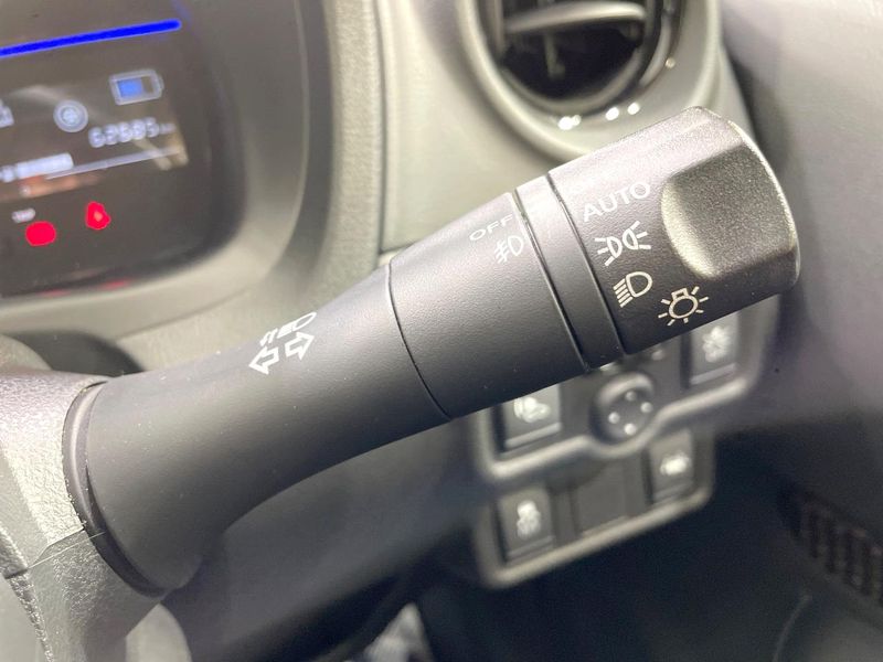 2017 Nissan Note DAA-HE12 (UW-6a9cd9490b1a7)[18]