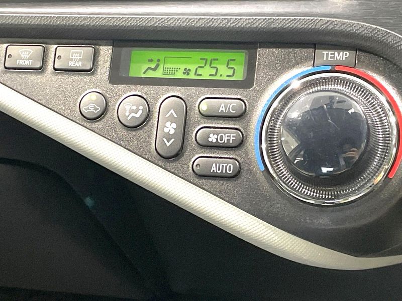 2014 Toyota Aqua DAA-NHP10 (UW-6a9cdb371241e)[18]