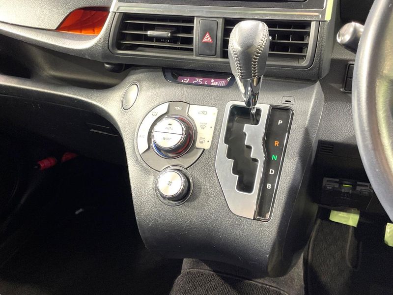 2015 Toyota Sienta DAA-NHP170G (UW-6a9cdb3fbcca9)[24]