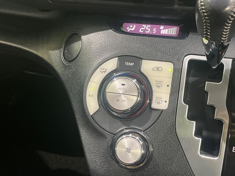 2016 Toyota Sienta DAA-NHP170G (UW-6a9cdb407f46d)[21]