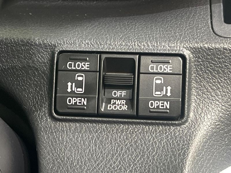 2016 Toyota Sienta DAA-NHP170G (UW-6a9cdb407f46d)[15]