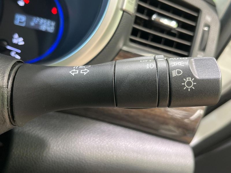 2012 Nissan Elgrand DBA-PE52 (UW-6a9cdb5549b3f)[22]