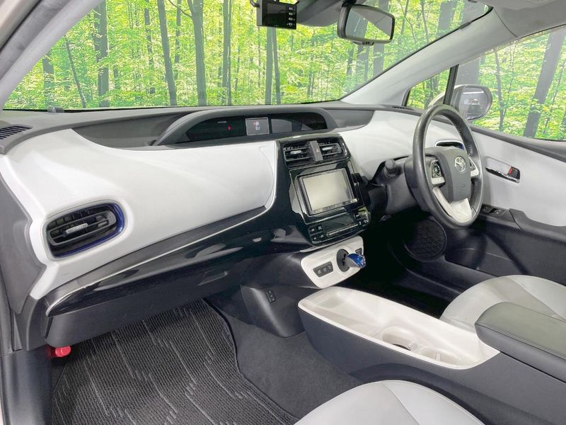 2016 Toyota Prius DAA-ZVW55 (UW-6a9cdc3d26f3c)[18]