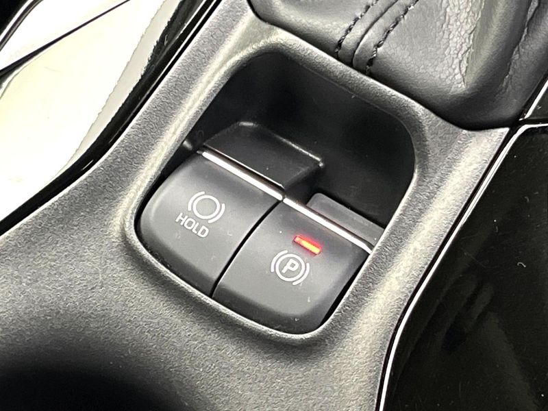 2019 Toyota Corolla Touring 6AA-ZWE211W (UW-6a9cdc409bc65)[18]