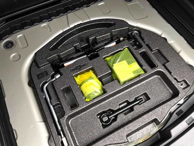2019 Toyota Corolla Touring 6AA-ZWE211W (UW-6a9cdc409bc65)[29]