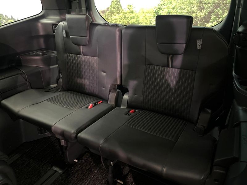 2023 Toyota Noah 6AA-ZWR90W (UW-6a9cdc51f0e9e)[11]