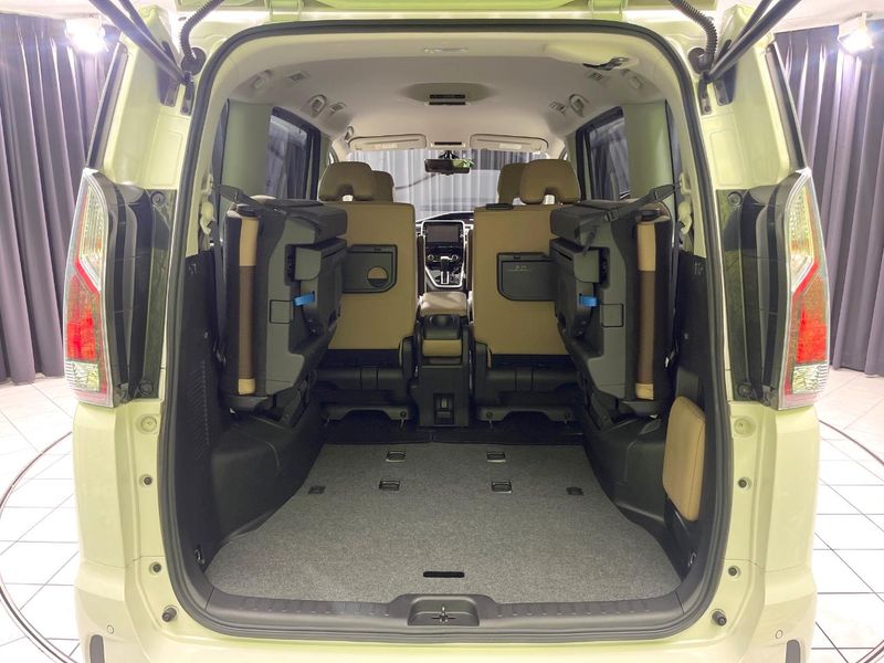 2017 Nissan Serena DAA-GFC27 (UW-6a9e2a79b3479)[26]