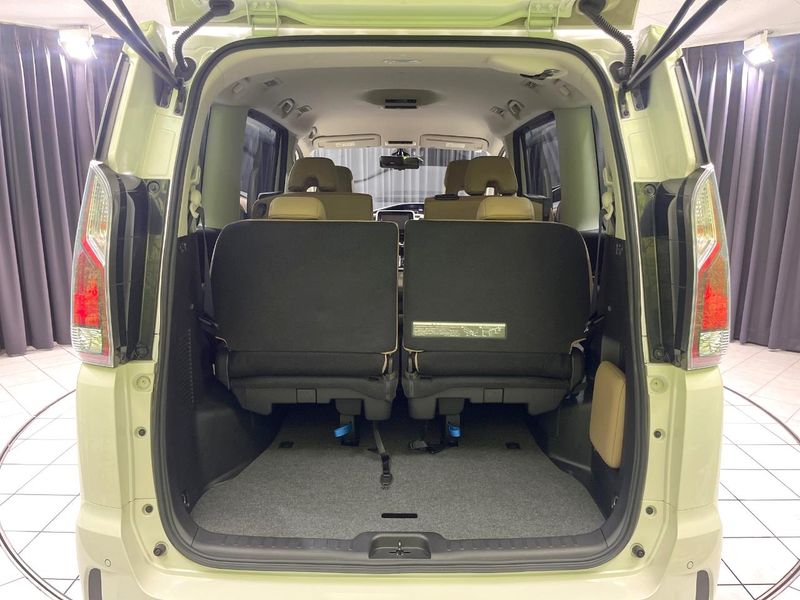 2017 Nissan Serena DAA-GFC27 (UW-6a9e2a79b3479)[24]
