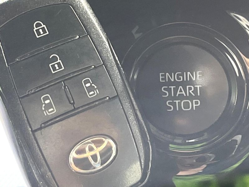 2023 Toyota Voxy 6BA-MZRA90W (UW-6a9e2c9d7572f)[17]