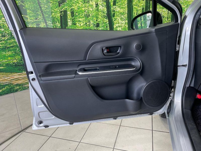 2017 Toyota Aqua DAA-NHP10 (UW-6a9e2cb45d367)[15]