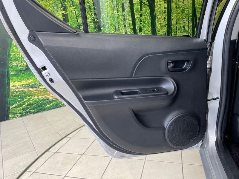 2017 Toyota Aqua DAA-NHP10 (UW-6a9e2cb45d367)[16]
