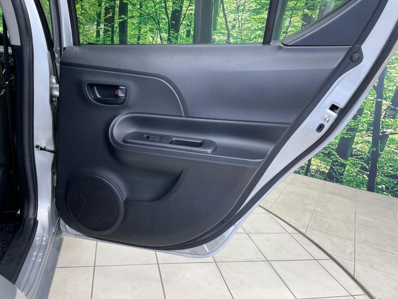 2017 Toyota Aqua DAA-NHP10 (UW-6a9e2cb45d367)[14]