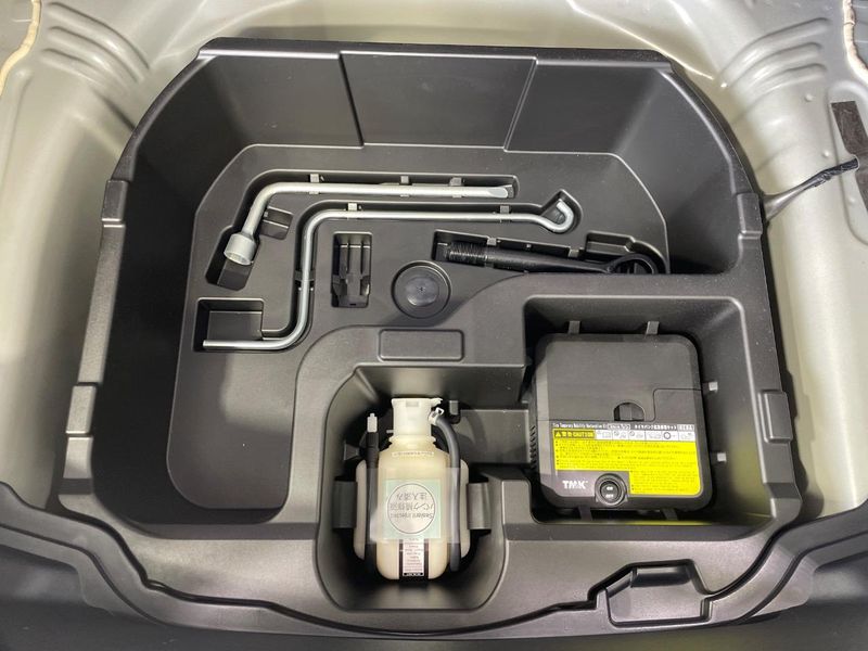 2017 Toyota Aqua DAA-NHP10 (UW-6a9e2cb531c5e)[14]