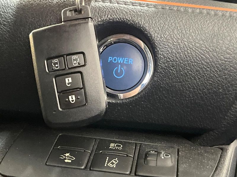 2017 Toyota Sienta DAA-NHP170G (UW-6a9e2cbba68f2)[13]