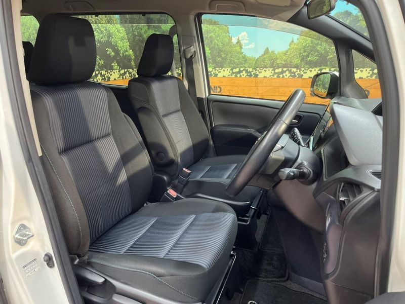 2014 Toyota Noah DBA-ZRR80W (UW-6a9e2d70d92af)[6]