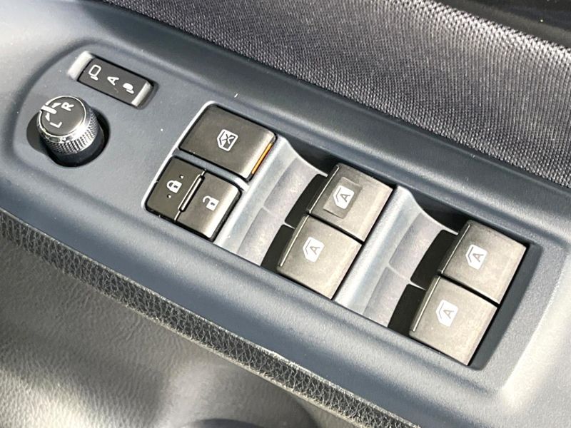 2016 Toyota Voxy DBA-ZRR80W (UW-6a9e2d749e507)[28]