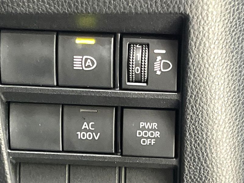 2022 Toyota Noah 6AA-ZWR90W (UW-6a9e2dba9ccfe)[14]