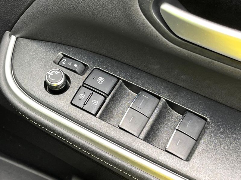 2022 Toyota Noah 6AA-ZWR90W (UW-6a9e2dba9ccfe)[13]