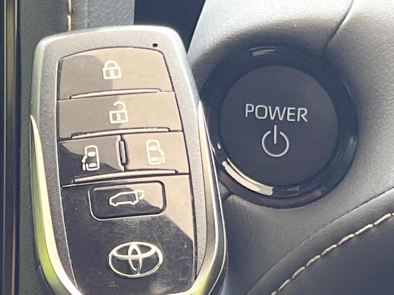 2024 Toyota Vellfire Hybrid 6AA-AAHH40W (UW-6a9f7b1e35695)[24]
