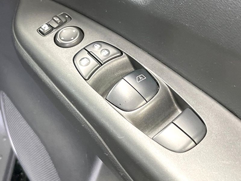 2017 Nissan Serena DAA-GFC27 (UW-6a9f7c1e59655)[27]