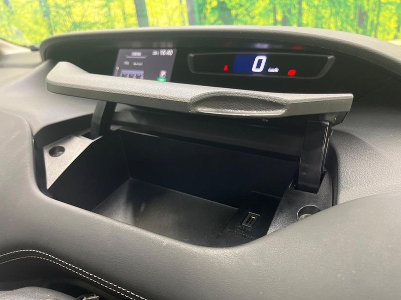 2017 Nissan Serena DAA-GFC27 (UW-6a9f7c233cffc)[15]