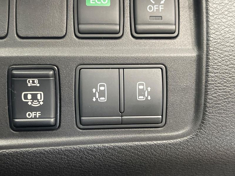 2017 Nissan Serena DAA-GFC27 (UW-6a9f7c233cffc)[18]