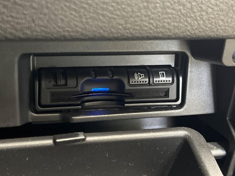 2017 Nissan Serena DAA-GFC27 (UW-6a9f7c233cffc)[17]