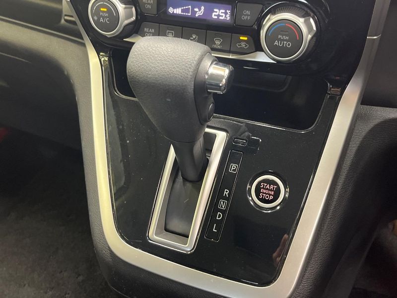 2017 Nissan Serena DAA-GFC27 (UW-6a9f7c233cffc)[7]