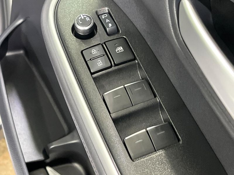 2023 Toyota Voxy 6BA-MZRA90W (UW-6a9f7e50460c4)[12]
