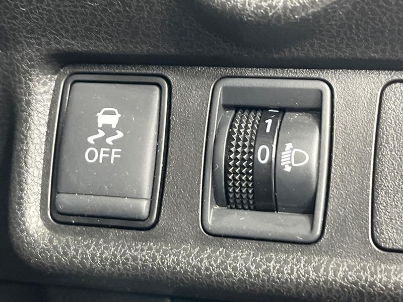 2017 Nissan Note DBA-NE12 (UW-6a9f7e5c23469)[11]