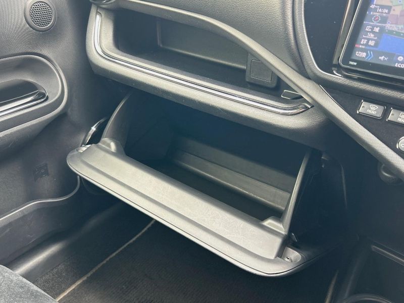 2014 Toyota Aqua DAA-NHP10 (UW-6a9f7e5fc8e27)[24]