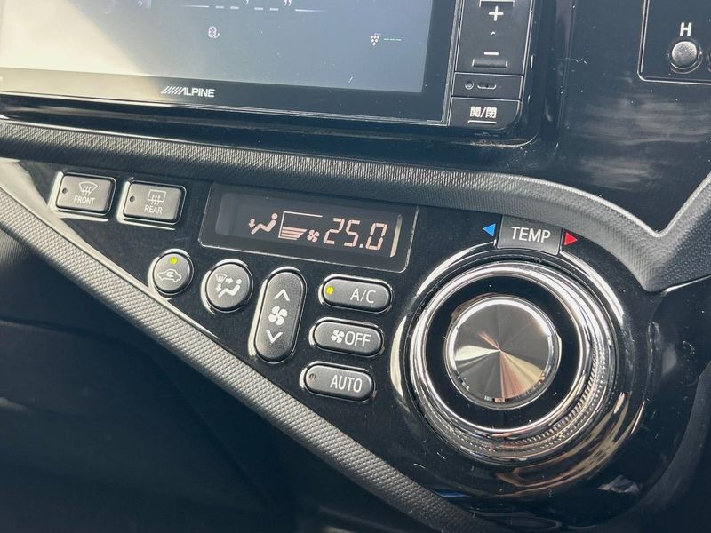 2014 Toyota Aqua DAA-NHP10 (UW-6a9f7e5fc8e27)[20]