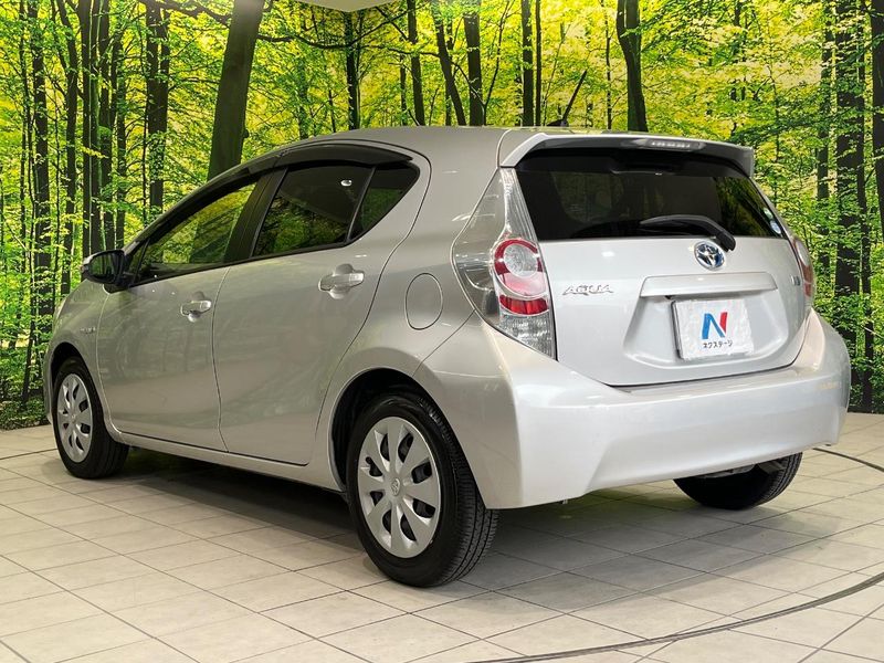 2013 Toyota Aqua DAA-NHP10 (UW-6a9f7e657b7d4)[24]