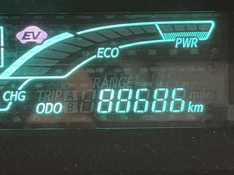 2013 Toyota Aqua DAA-NHP10 (UW-6a9f7e657b7d4)[2]