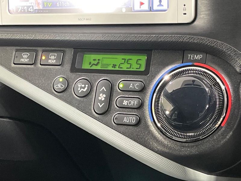 2014 Toyota Aqua DAA-NHP10 (UW-6a9f7e66bc976)[20]