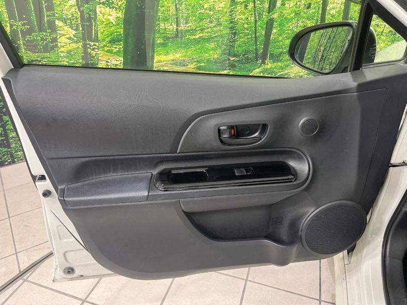 2016 Toyota Aqua DAA-NHP10 (UW-6a9f7e6b1ccb0)[18]