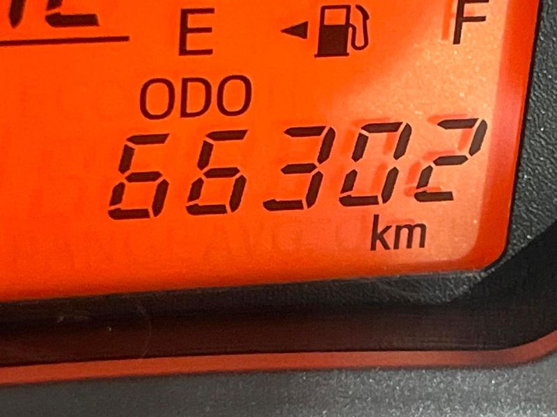 2013 Toyota Vitz DBA-NSP135 (UW-6a9f7e78aaf5a)[2]