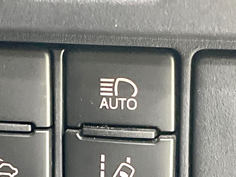 2017 Toyota Voxy DBA-ZRR80W (UW-6a9f7f37684a0)[25]