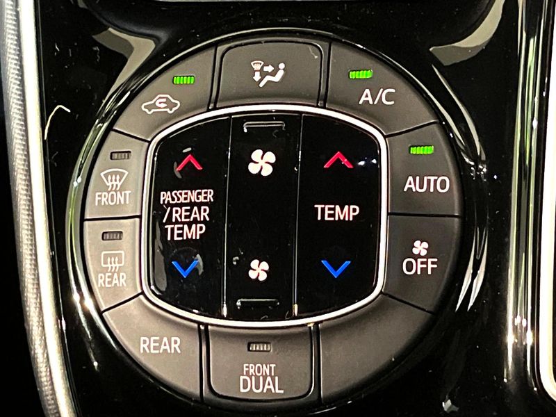 2018 Toyota Voxy DBA-ZRR85W (UW-6a9f7f41f1a76)[19]