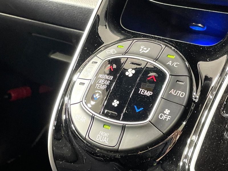 2018 Toyota Voxy DBA-ZRR85W (UW-6a9f7f427cddc)[21]