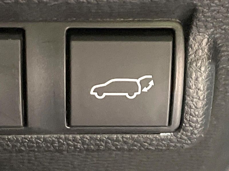 2023 Toyota Corolla Cross 6AA-ZVG13 (UW-6a9f7f4c16fa6)[27]